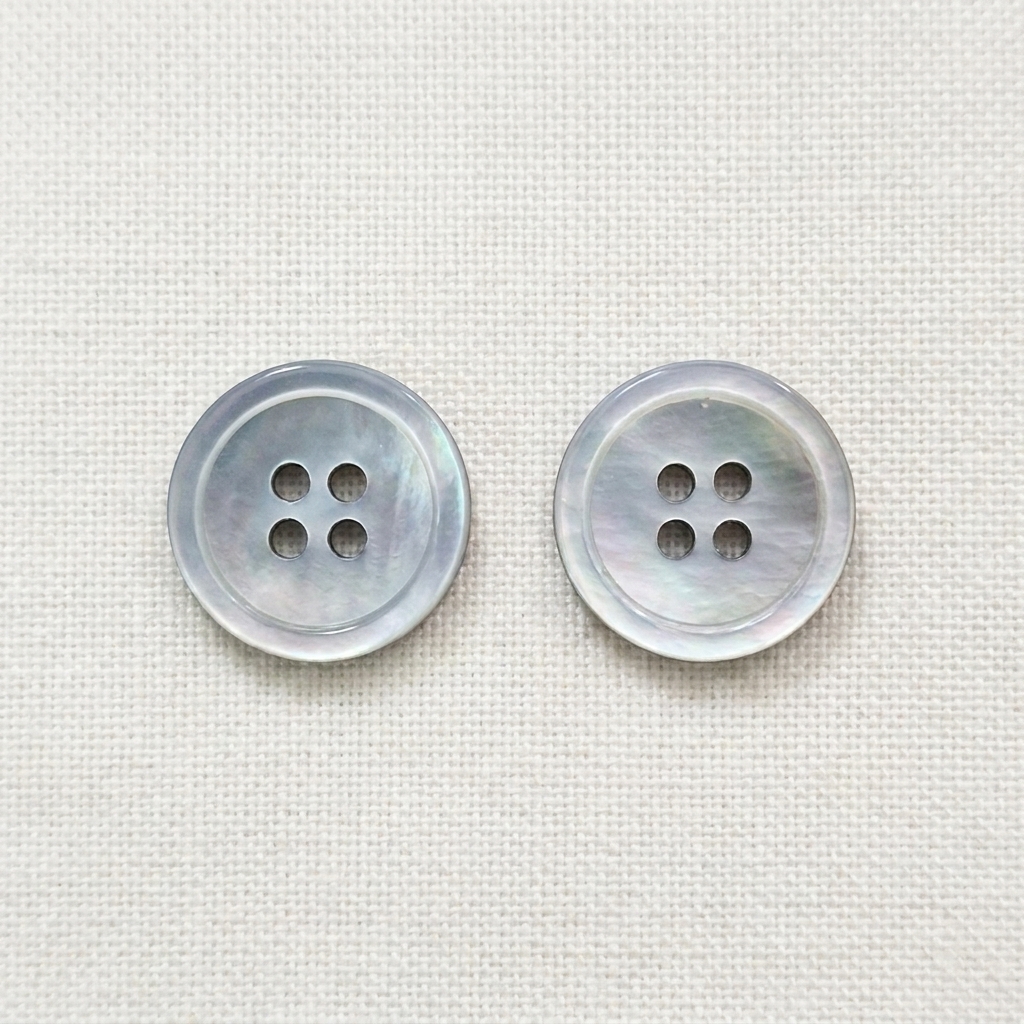 Bouton Nacre Grise Liseré 4 Trous
